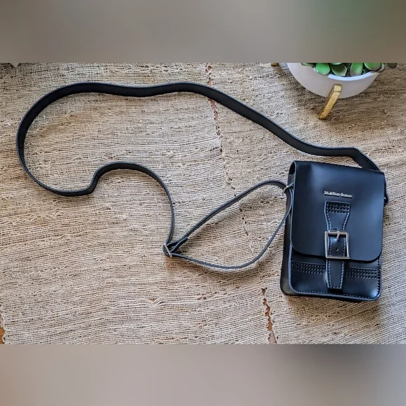 Dr Martens★LEATHER VERTICAL CROSSBODY BAG★BLACK Leather Vertical Crossbody Bag in Black | Dr. Martens